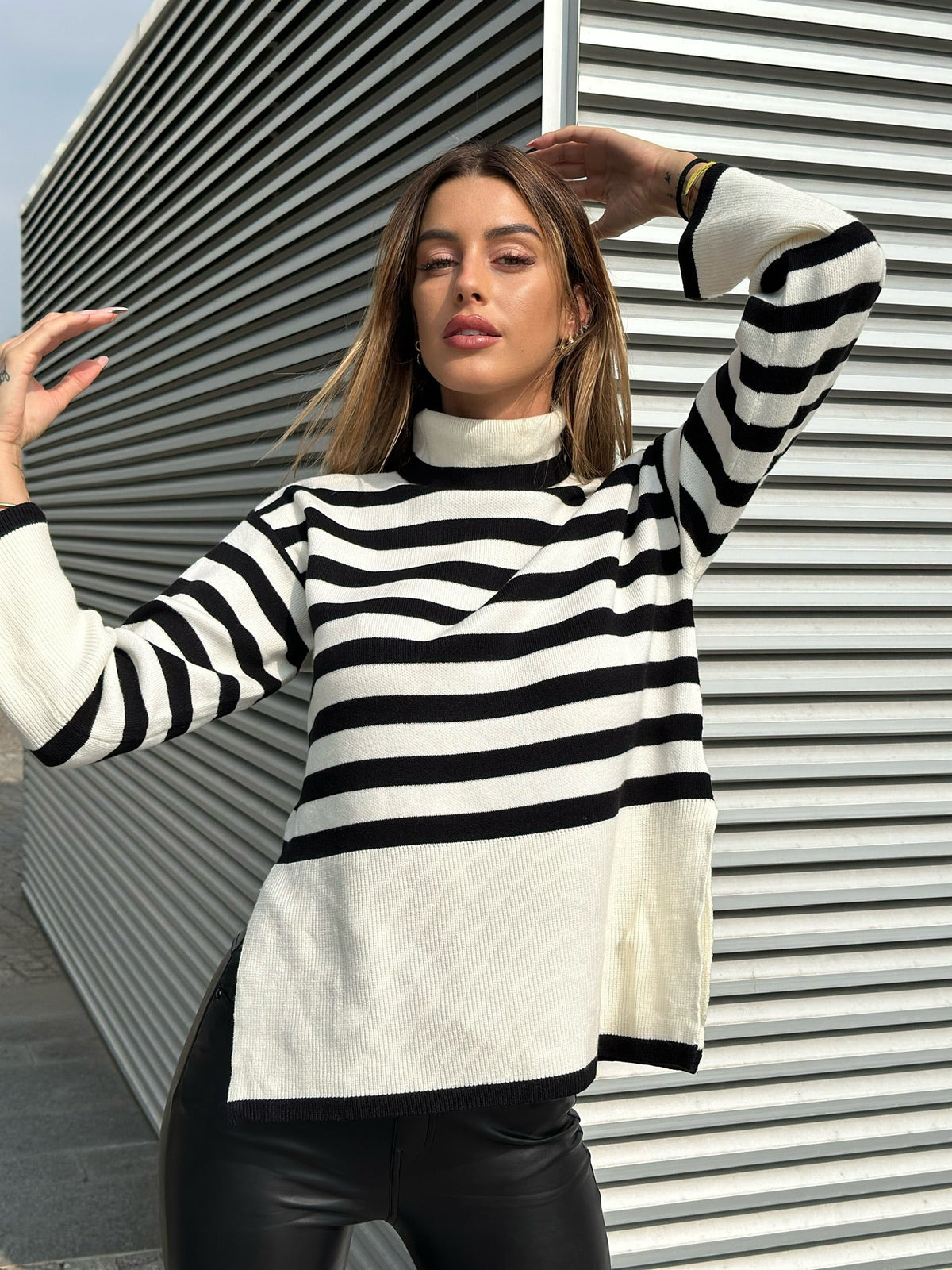 Maglione a righe collo alto