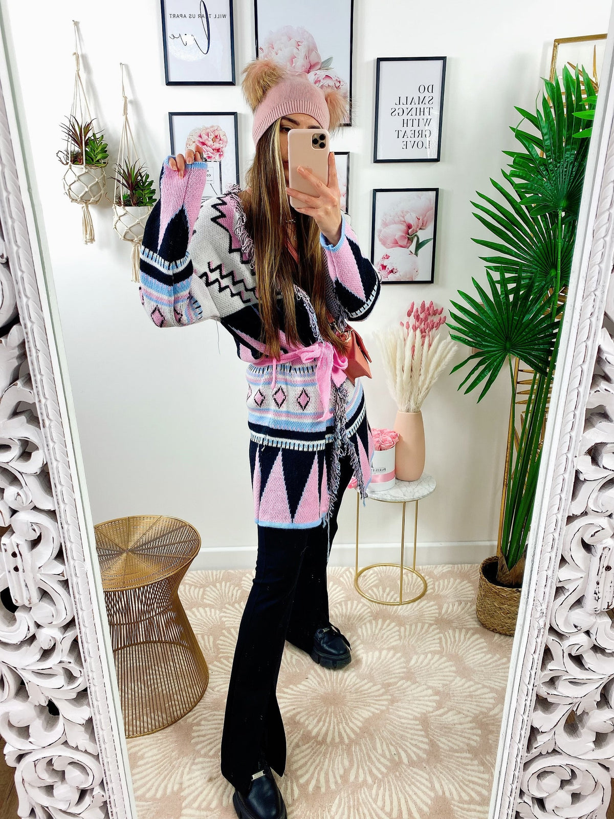 Cardigan rosa con frange e cinta