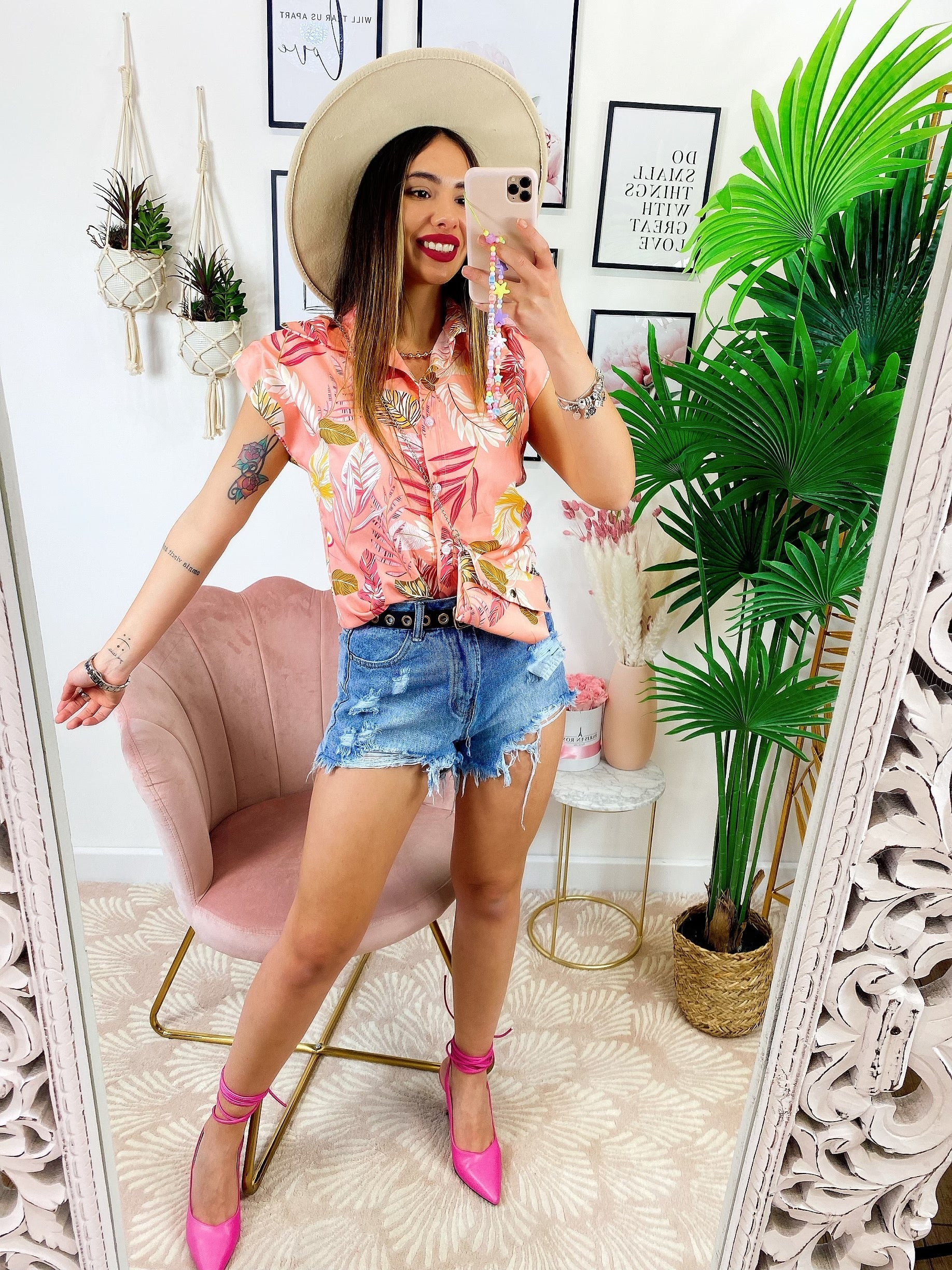 Camicia smanicata floreale con borsetta base Rosa