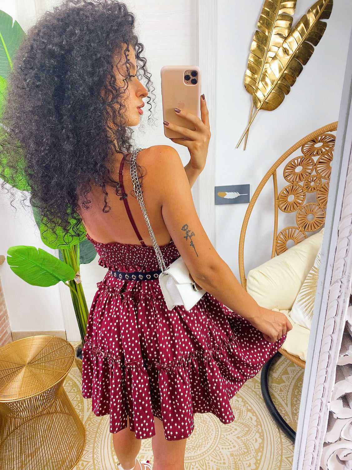 Abito a balze con gonna ampia a pois bordeaux