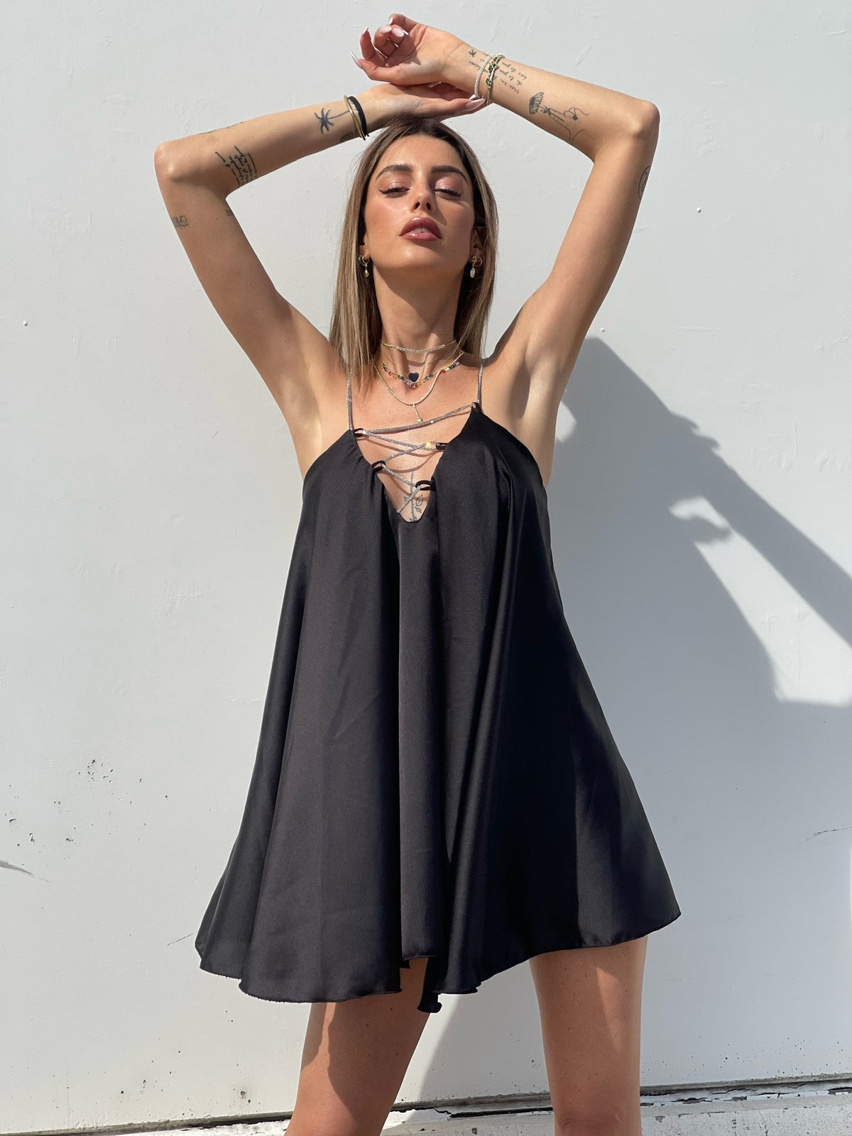Abito in raso nero con punto luce