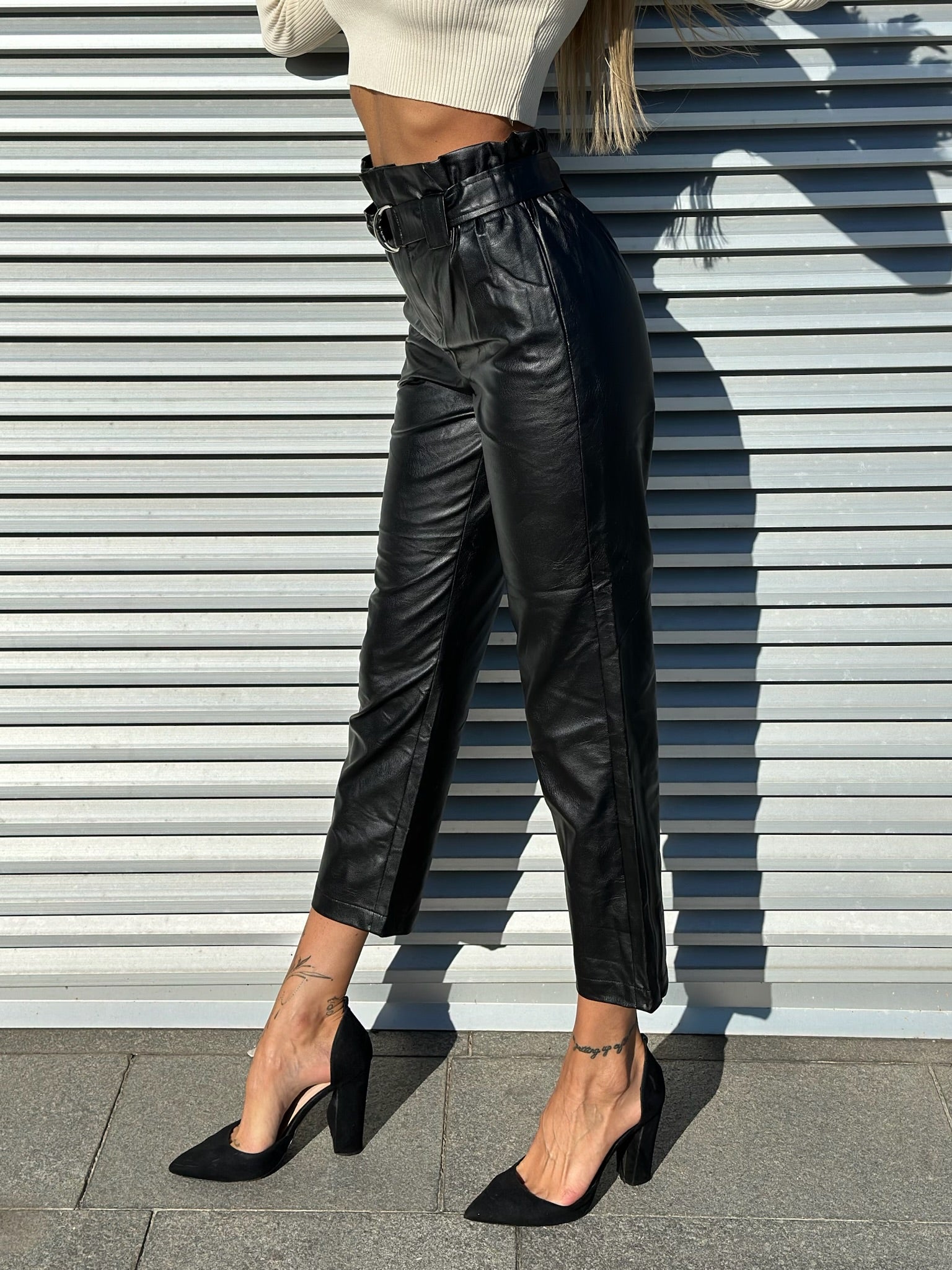 Pantalone in ecopelle con cintura