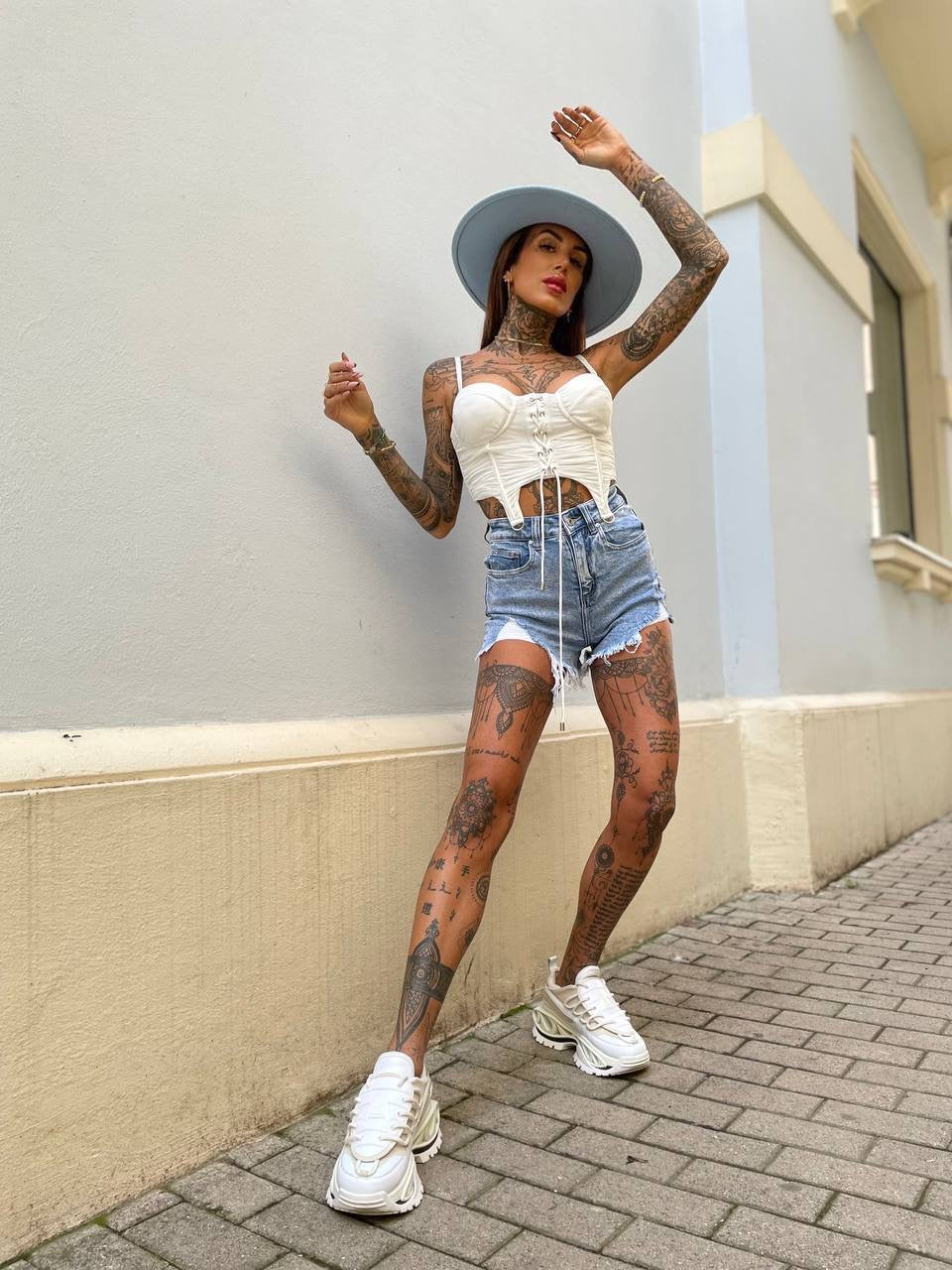 Short con borchie e spacco