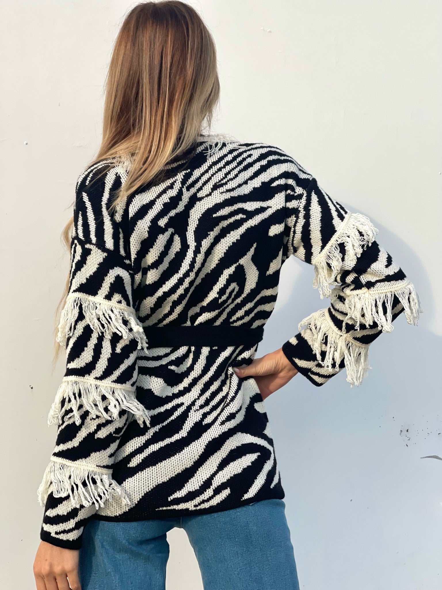 Cardigan zebrato nero con frange e cinta