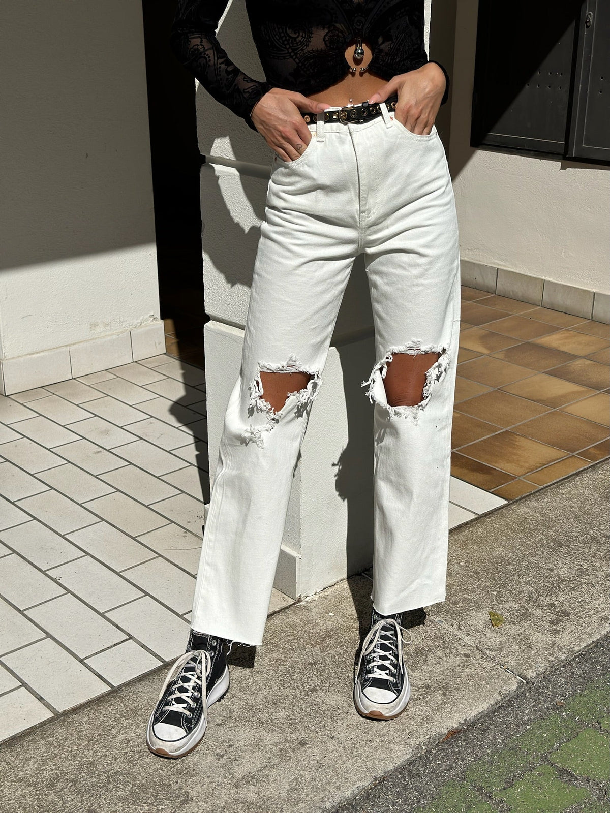Jeans bianco con strappo