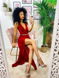 Abito aderente con scollo a V e spacco rosso