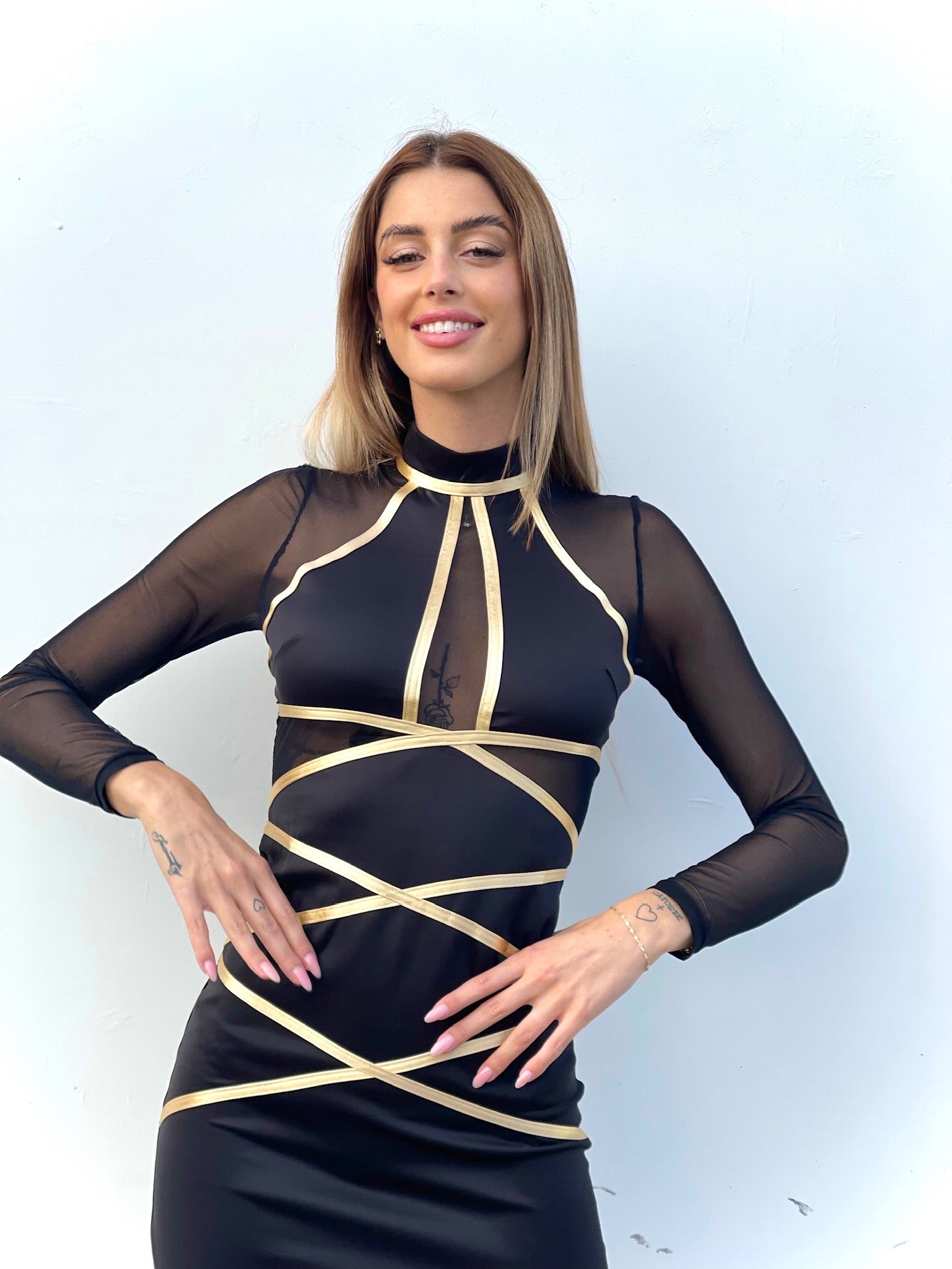 Abito con trasparenze e dettagli oro