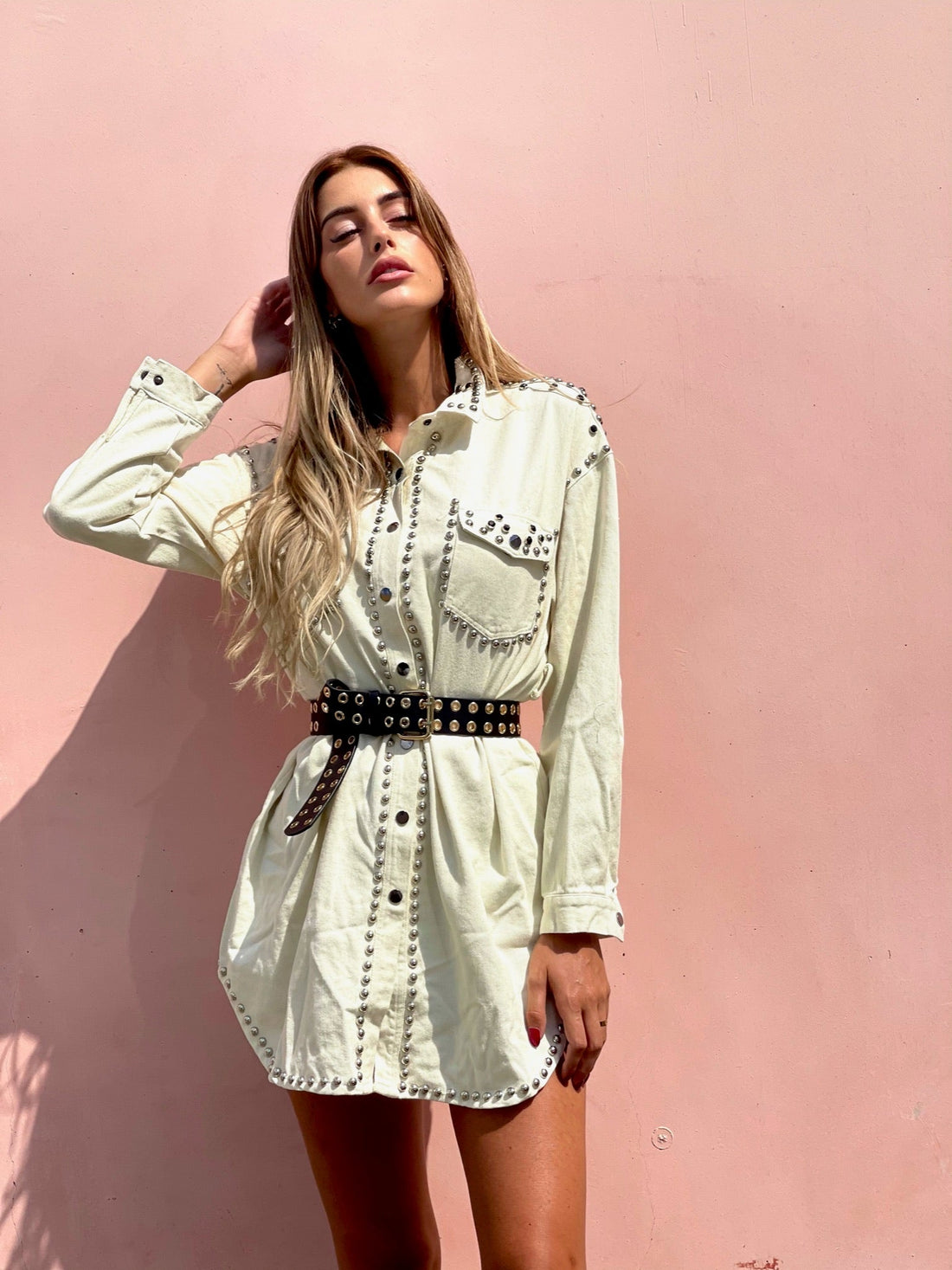Abito con borchie manica lunga beige