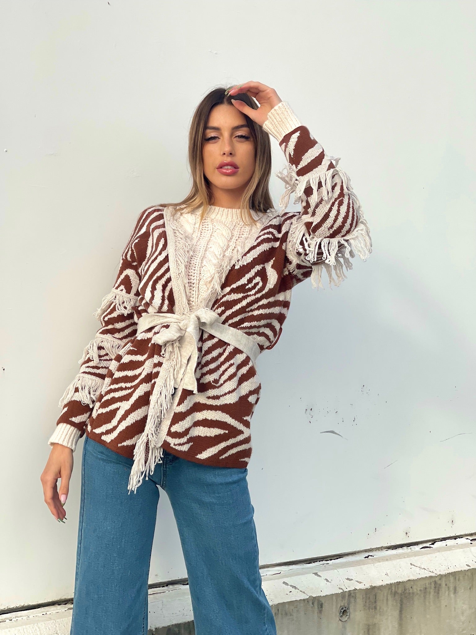 Cardigan zebrato beige con frange e cinta