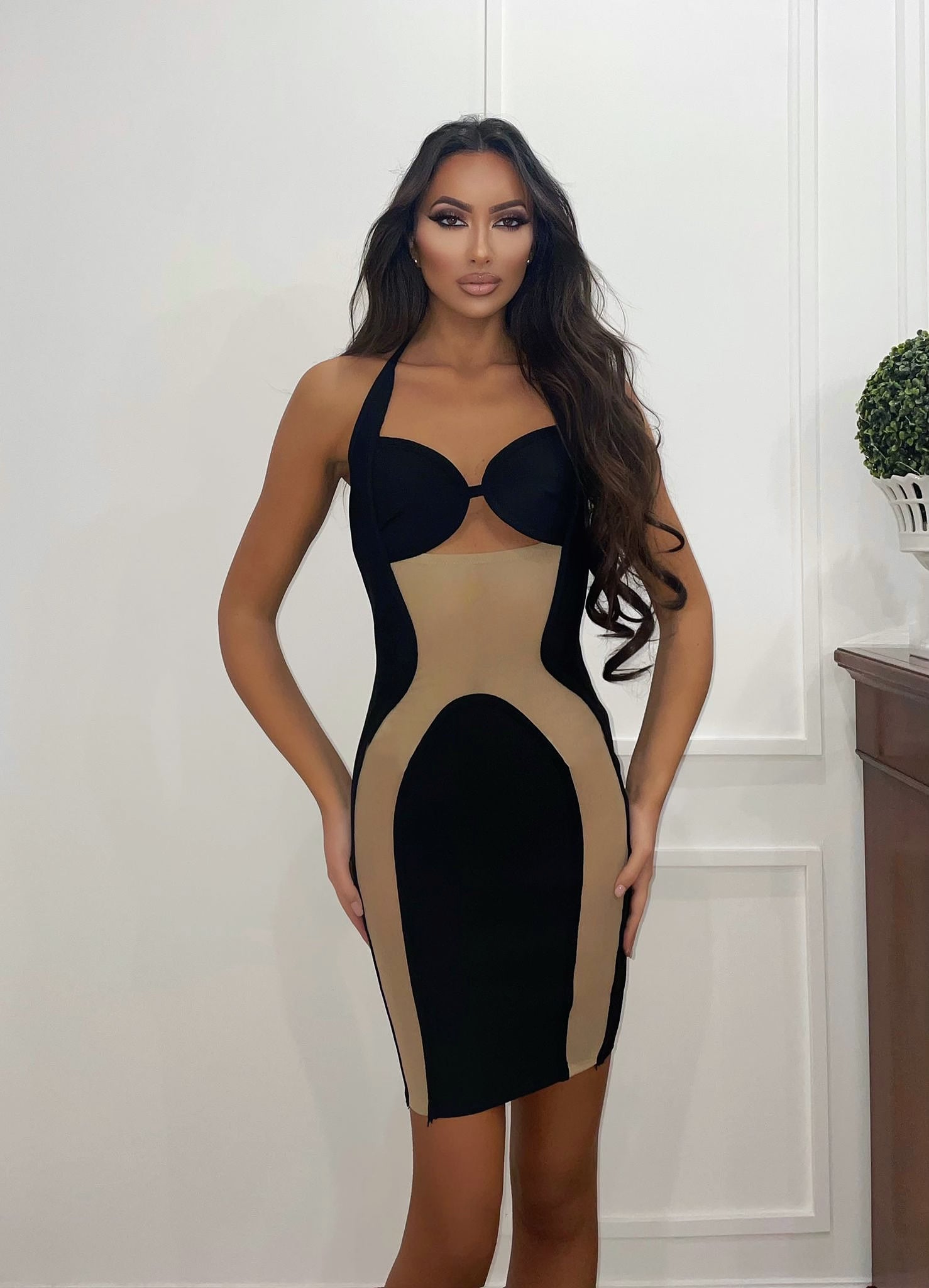 Abito sensual nero e trasparenze