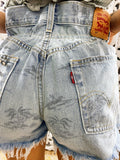 Short Vintage Levi’s jeans chiaro con palme e borchie argento