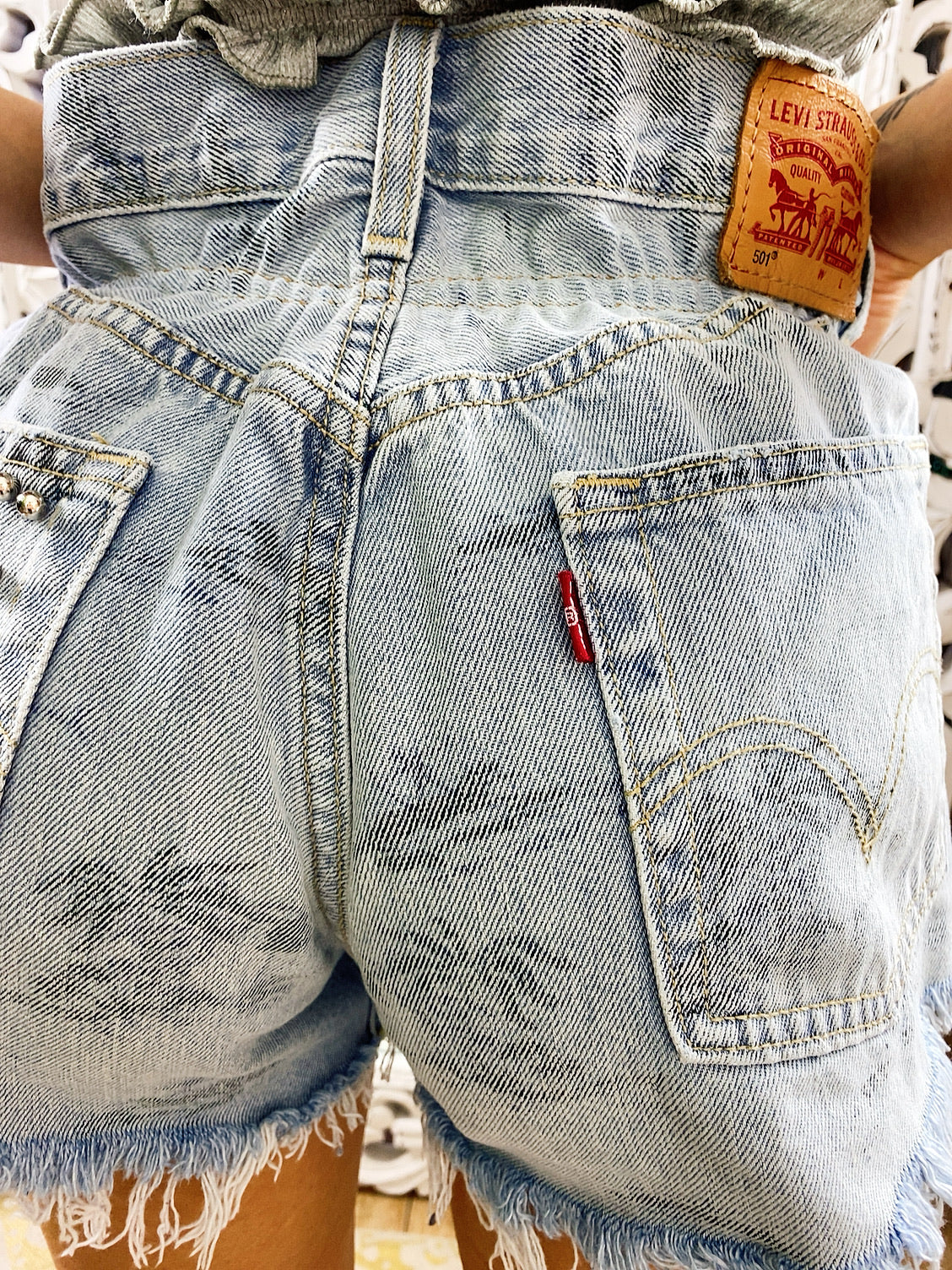 Short Vintage Levi’s jeans chiaro con palme e borchie argento