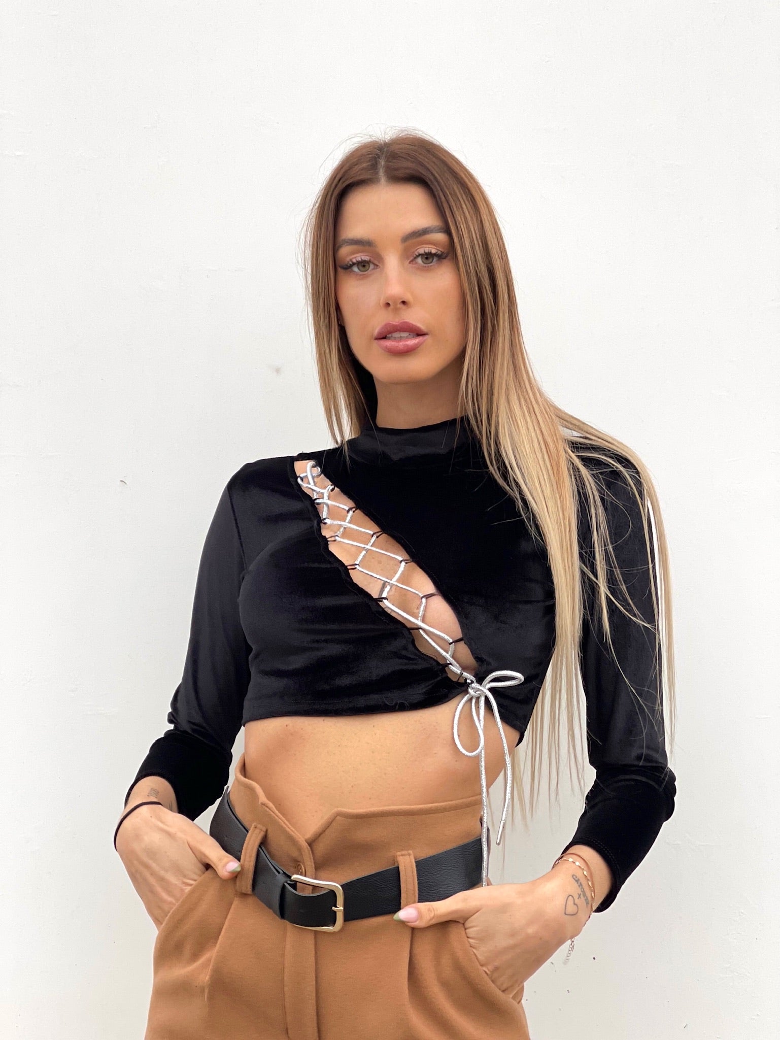 Top nero con stringhe