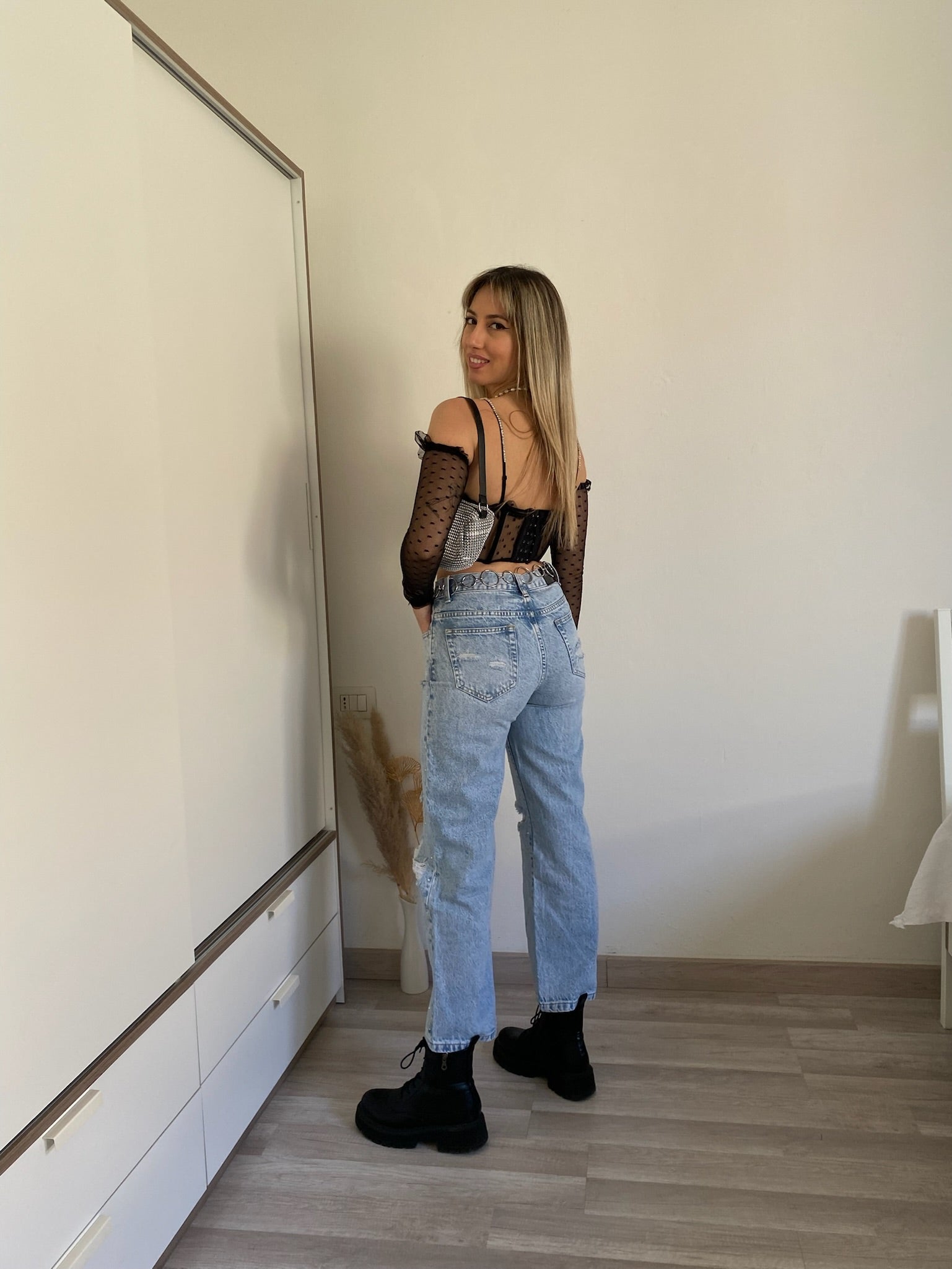 Jeans con strappi e strass