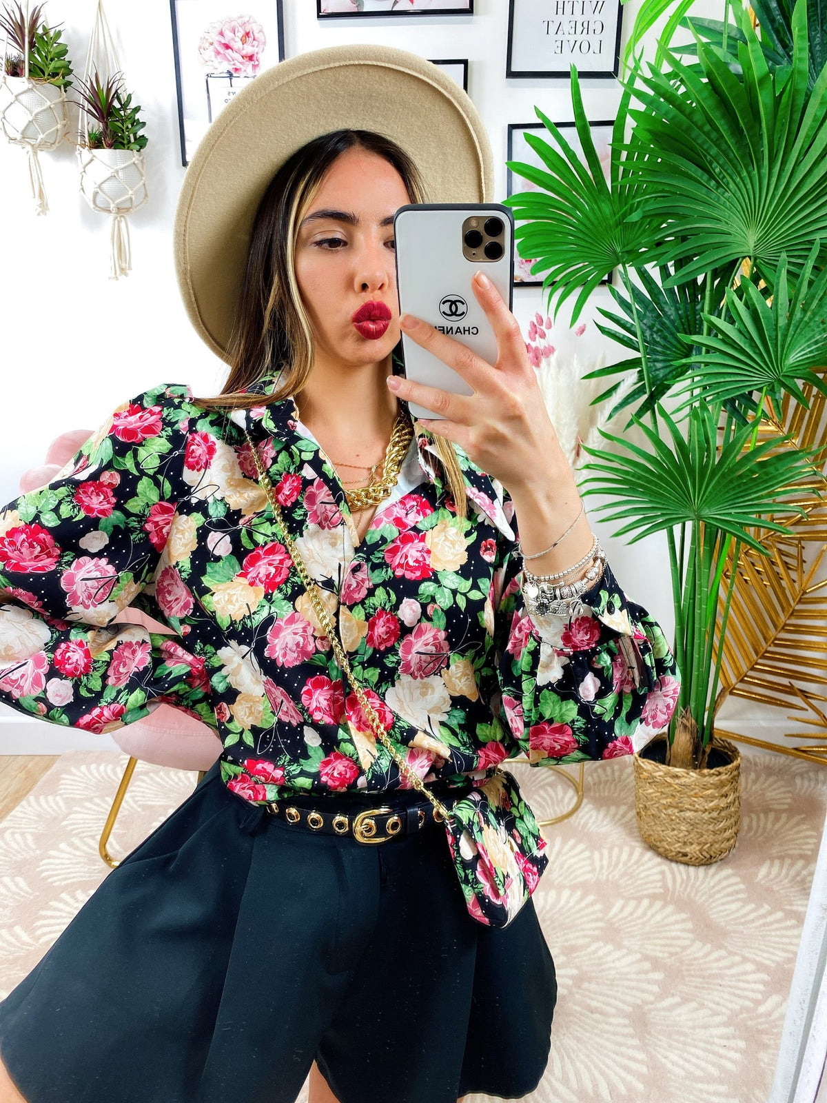 Camicia floreale con borsetta