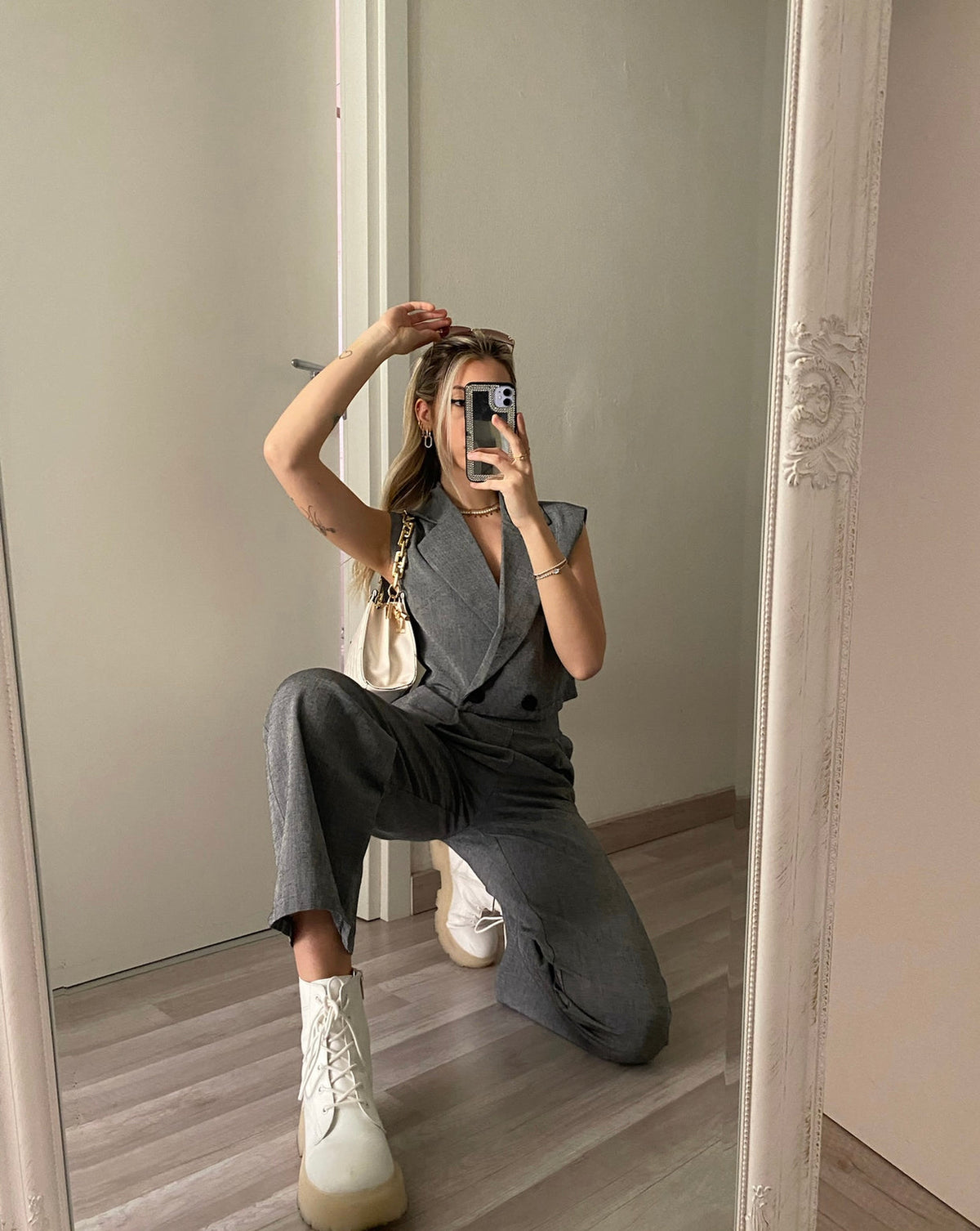 Completo top crop e pantalone grigio