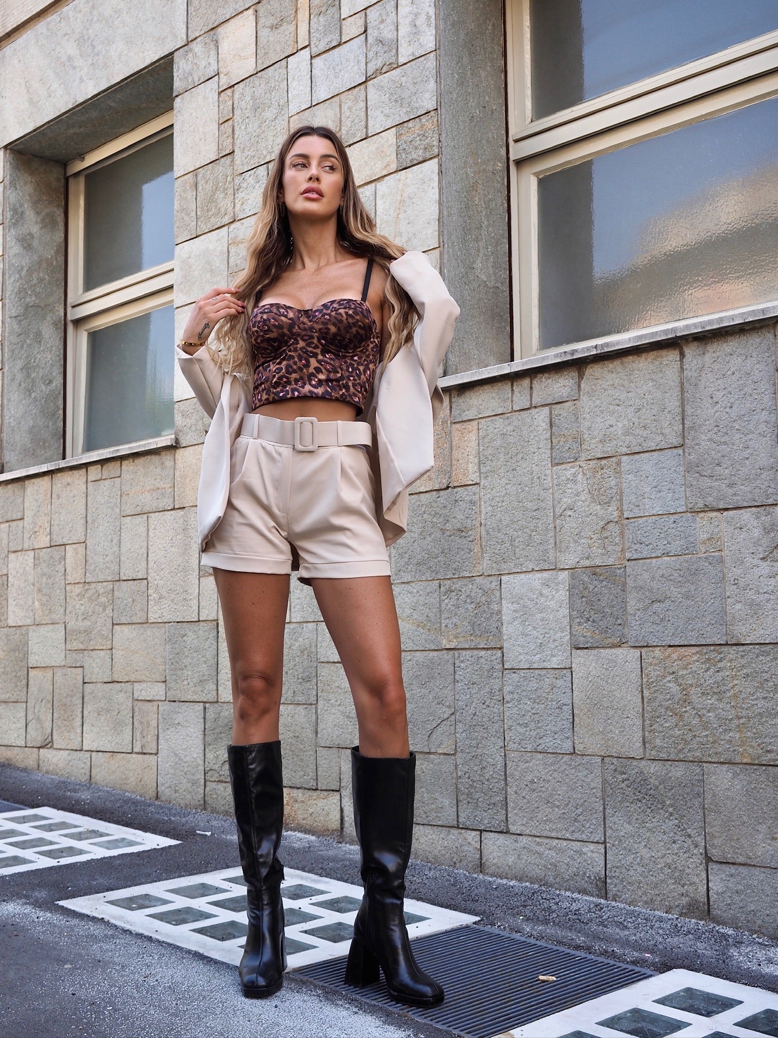 Completo giacca con bottoni e short beige