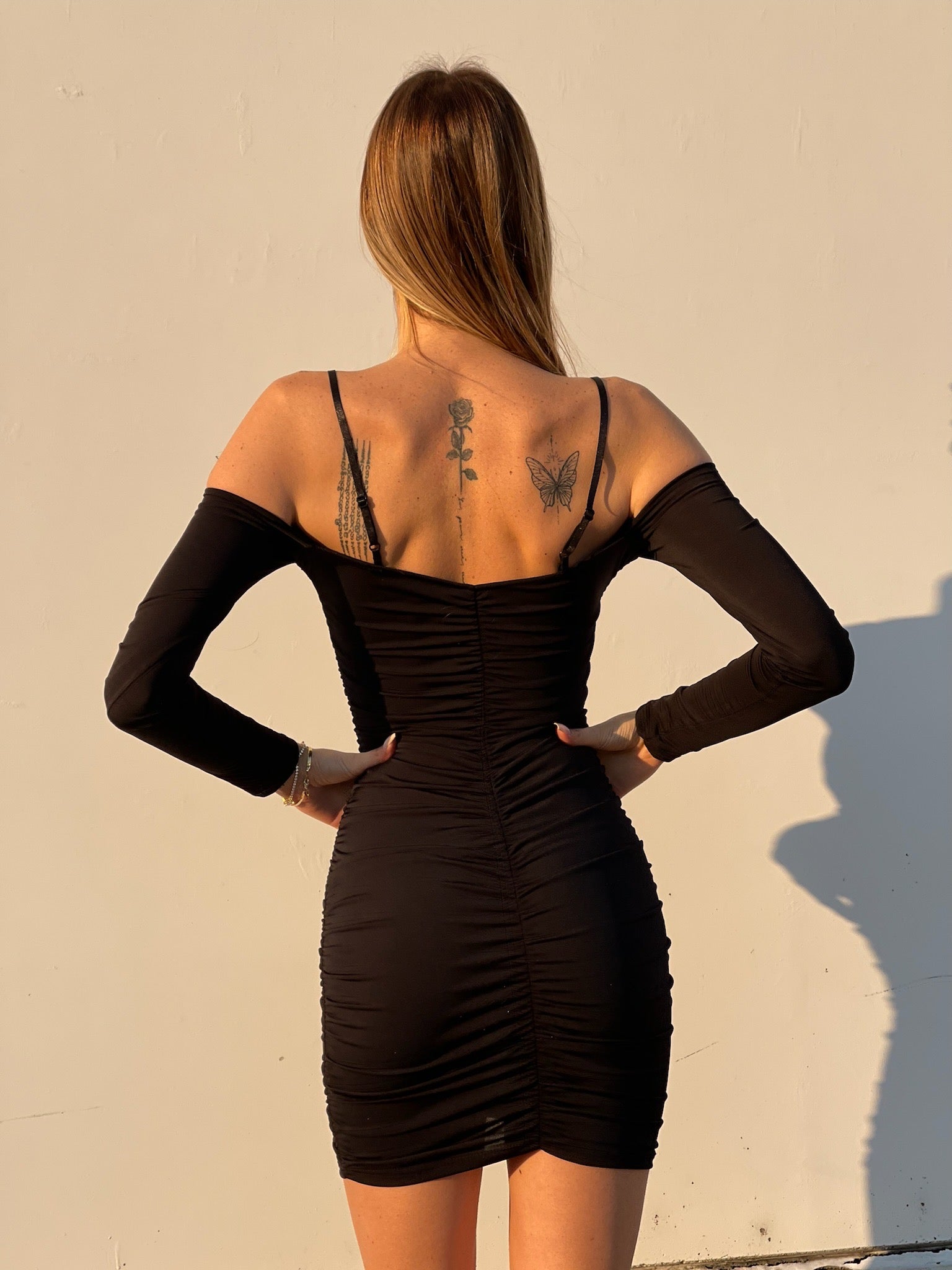 Abito con arricciatura e maniche lunghe nero
