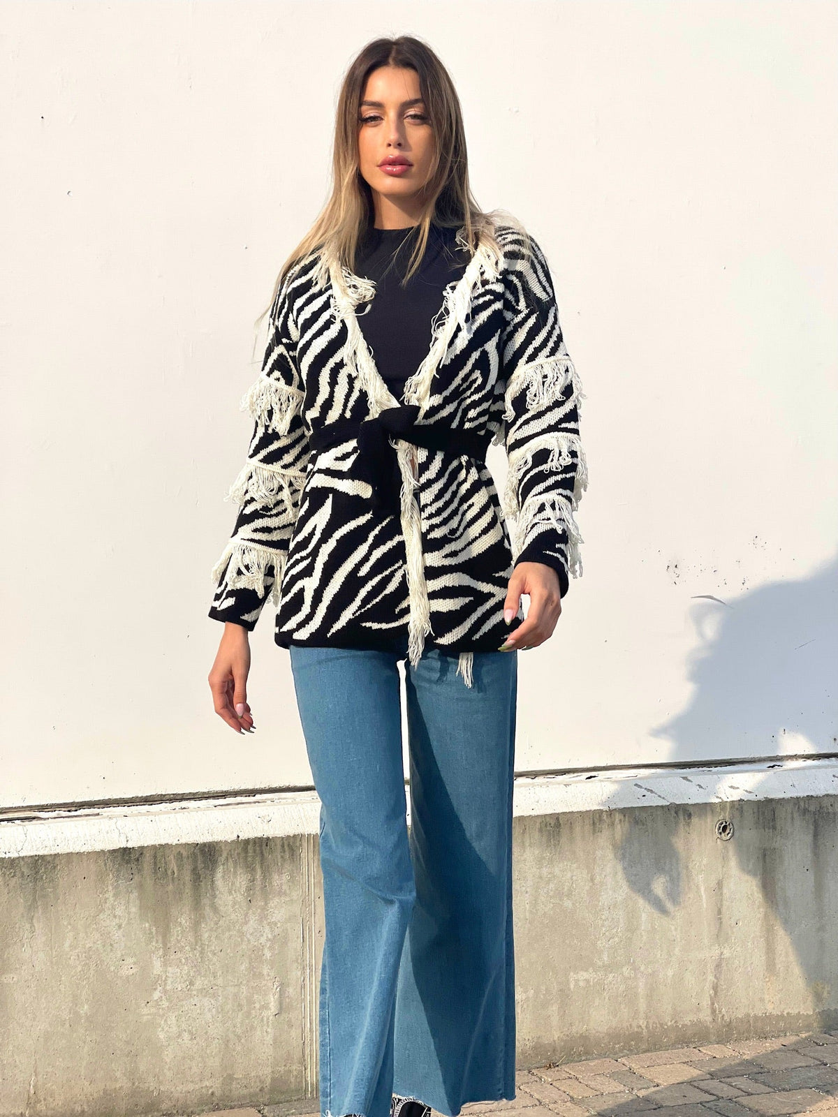 Cardigan zebrato nero con frange e cinta