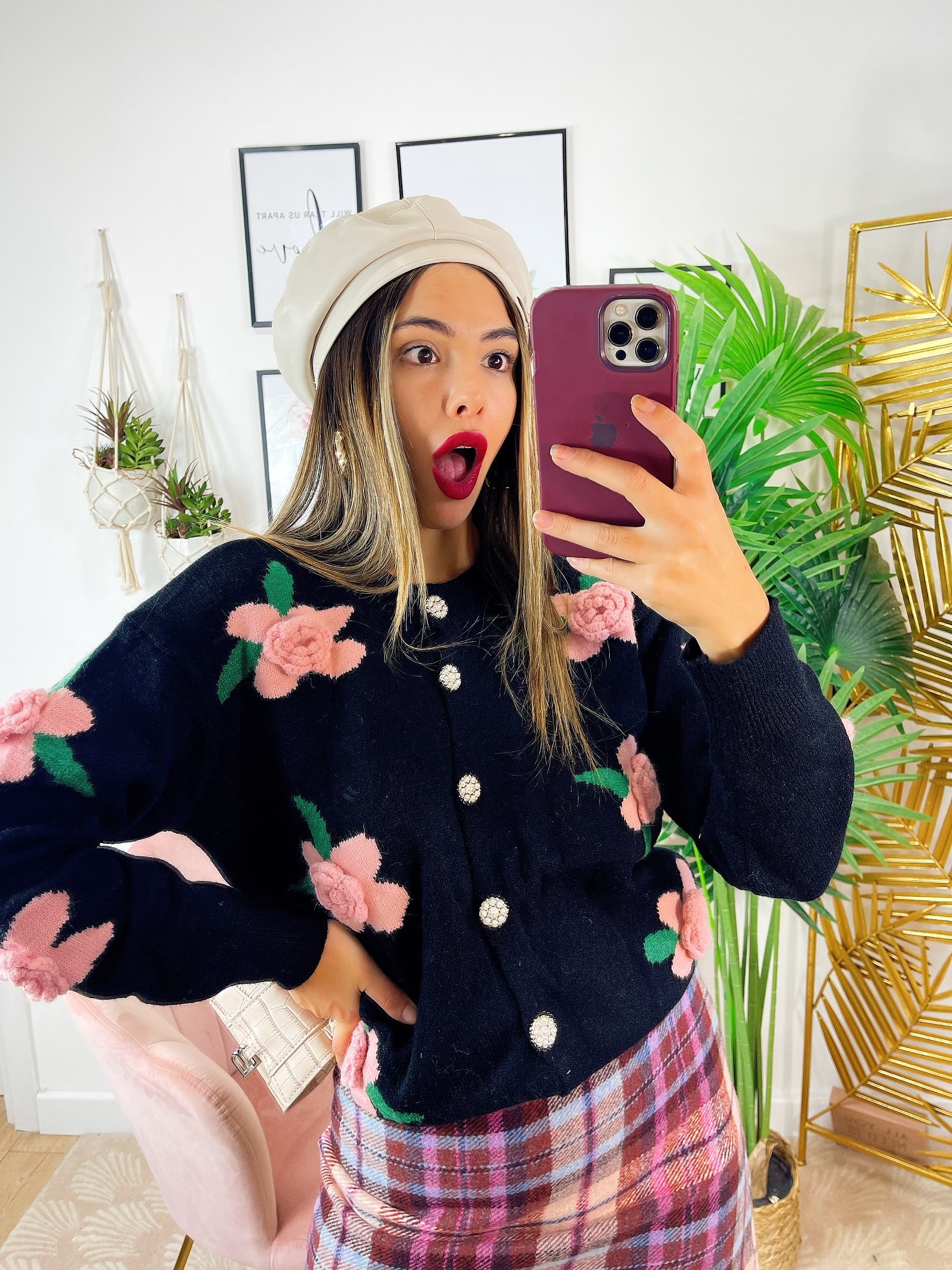 Cardigan nero con rose
