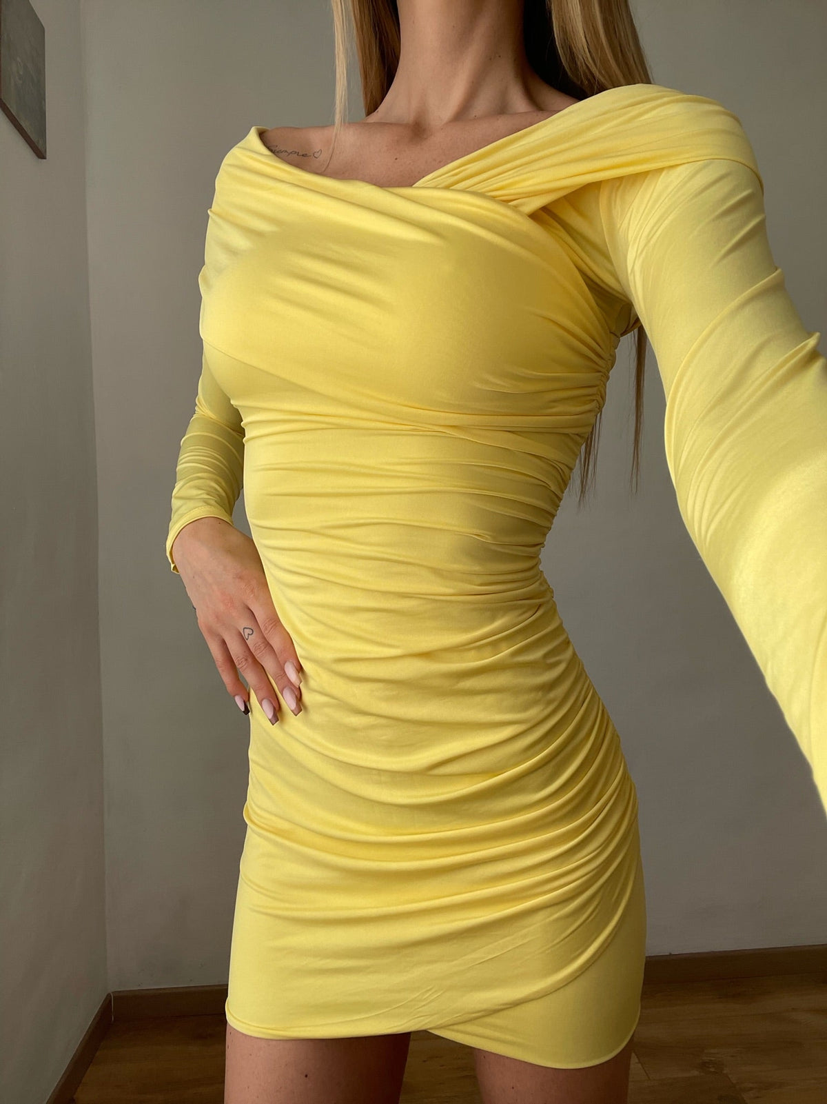 Abito giallo con scollo a barchetta