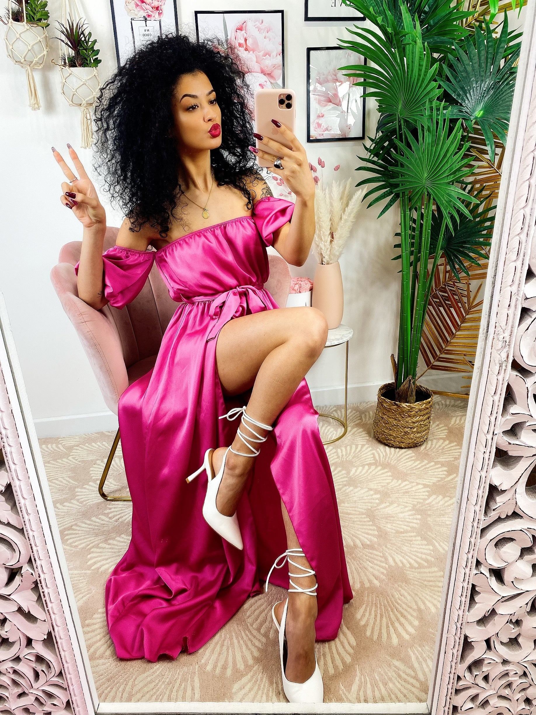 Abito in raso lungo con scollo a barchetta fuxia