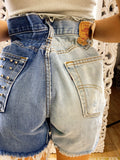 Short Vintage Levi’s jeans mezzo chiaro mezzo scuro con borchie argento