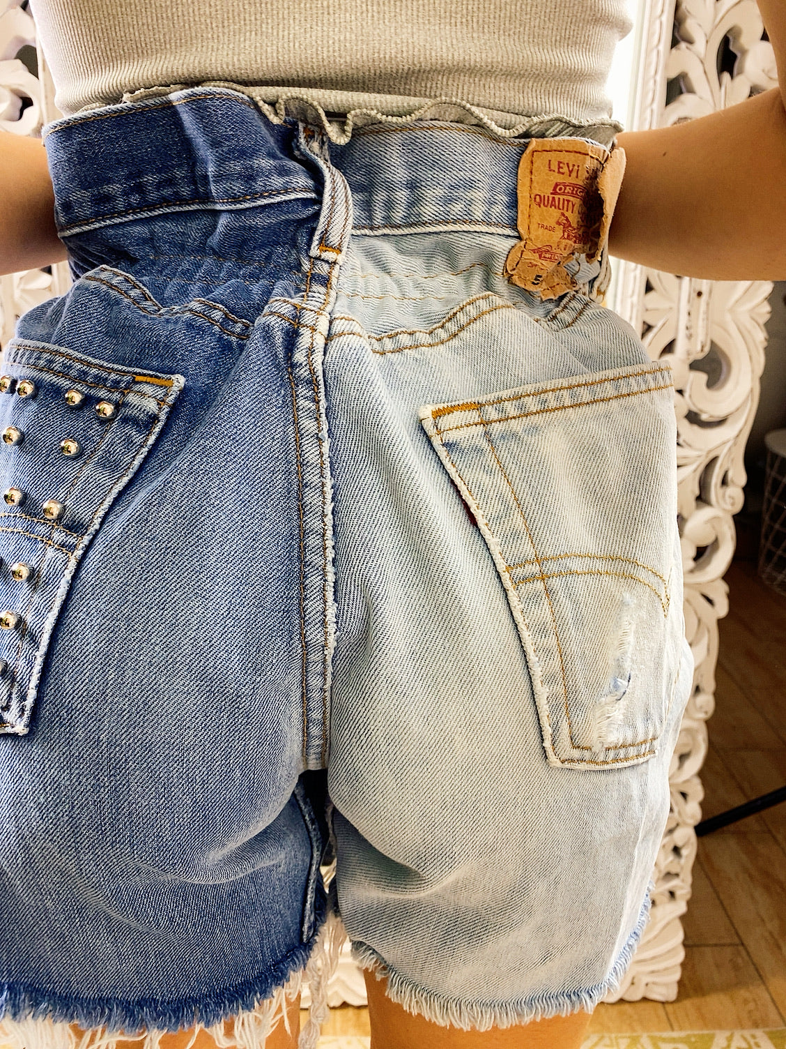Short Vintage Levi’s jeans mezzo chiaro mezzo scuro con borchie argento
