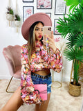 Top crop con rose rosa