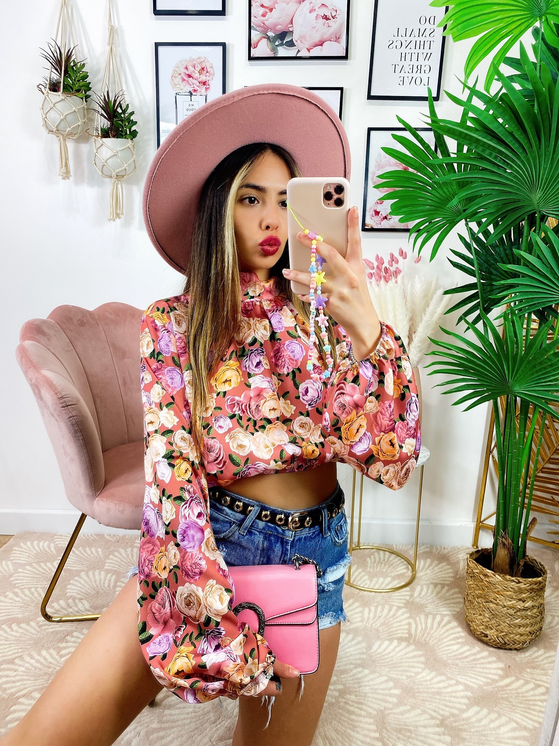 Top crop con rose rosa