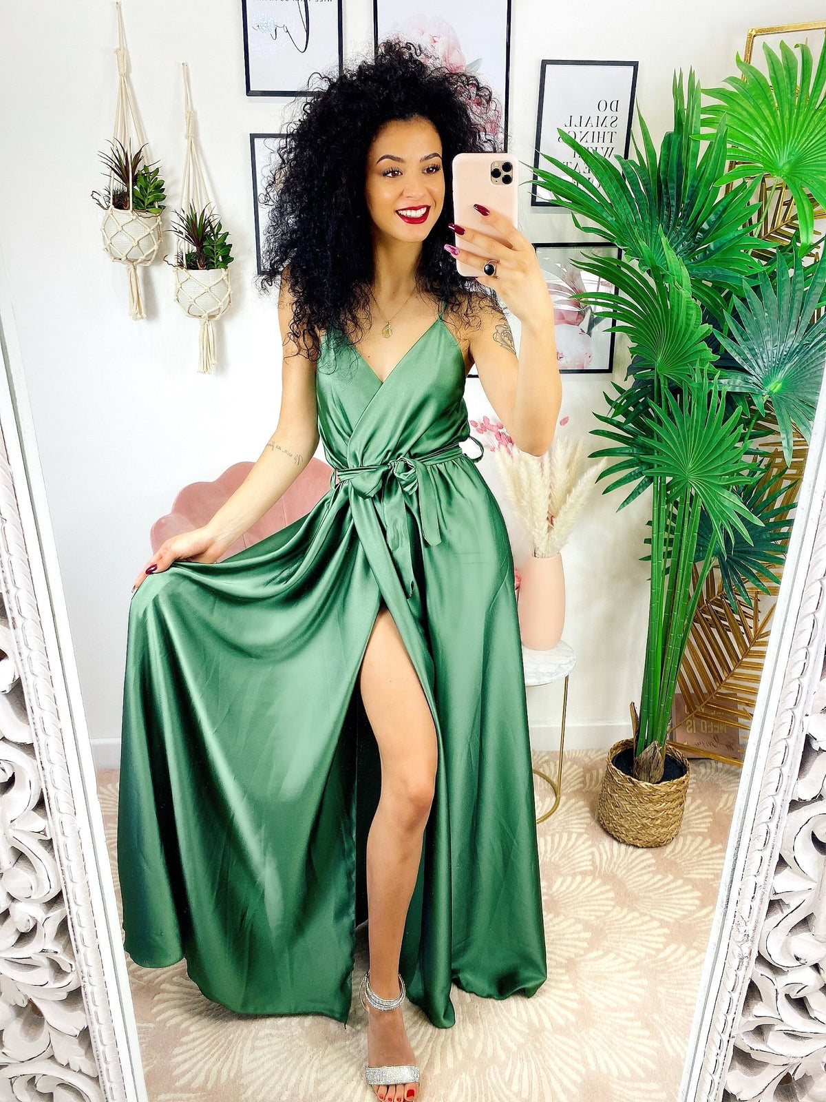 Abito in raso con maxi spacco verde militare