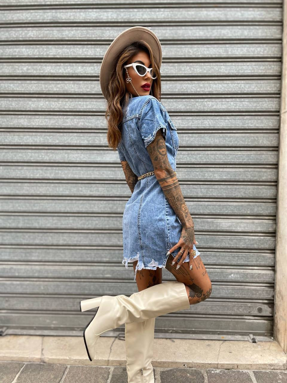 Abito in jeans con catena oro