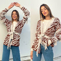 Cardigan zebrato beige con frange e cinta