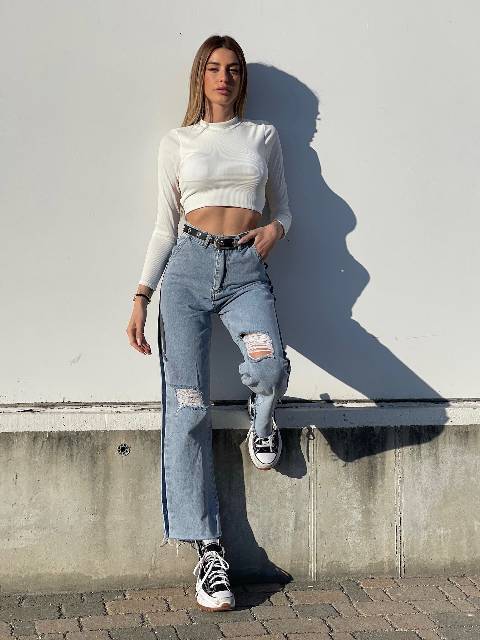 Jeans wide leg con strappi e dettaglio