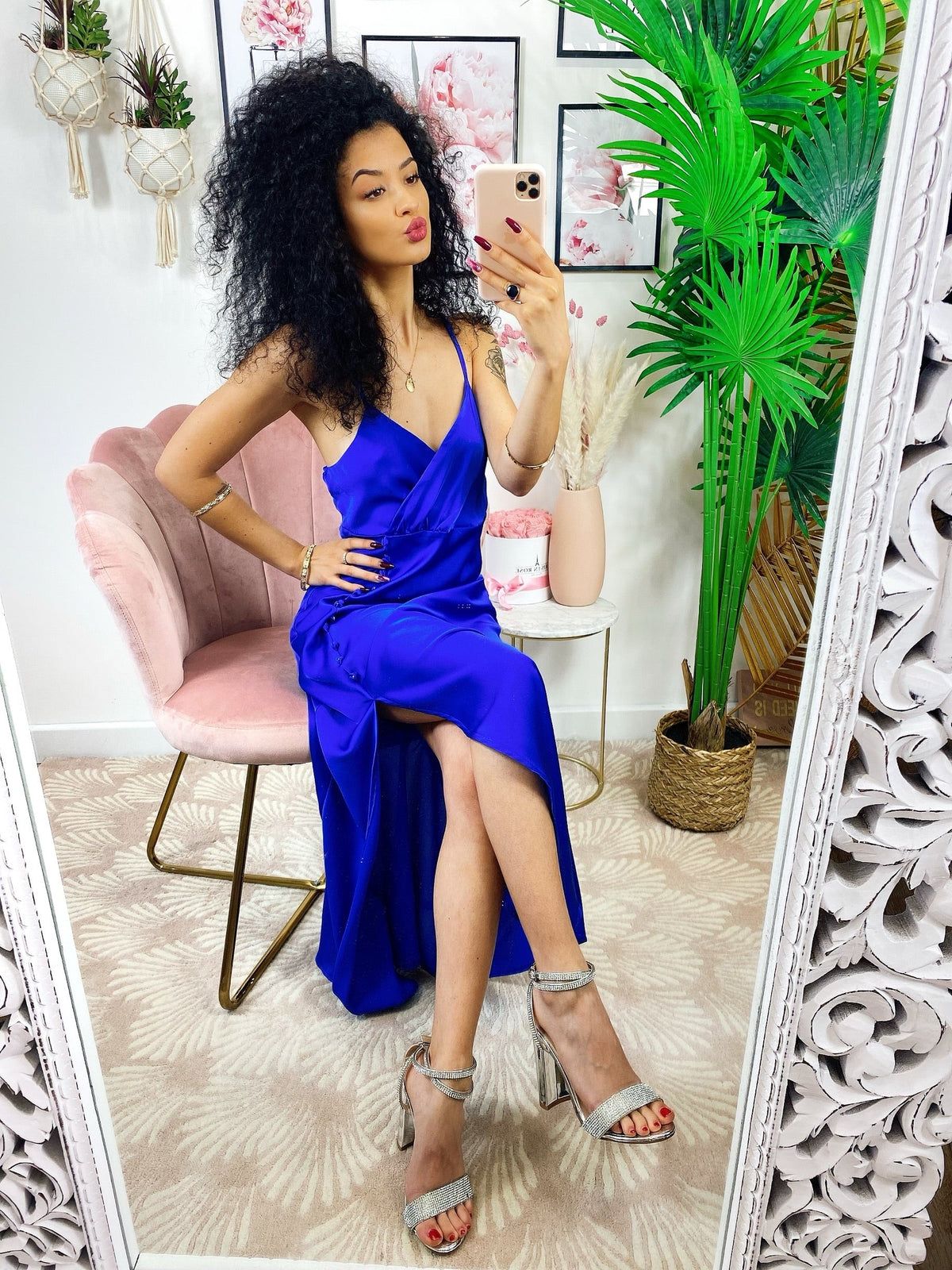 Abito in raso con bottoncini blu