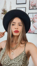 Cappello nero con catena multicol