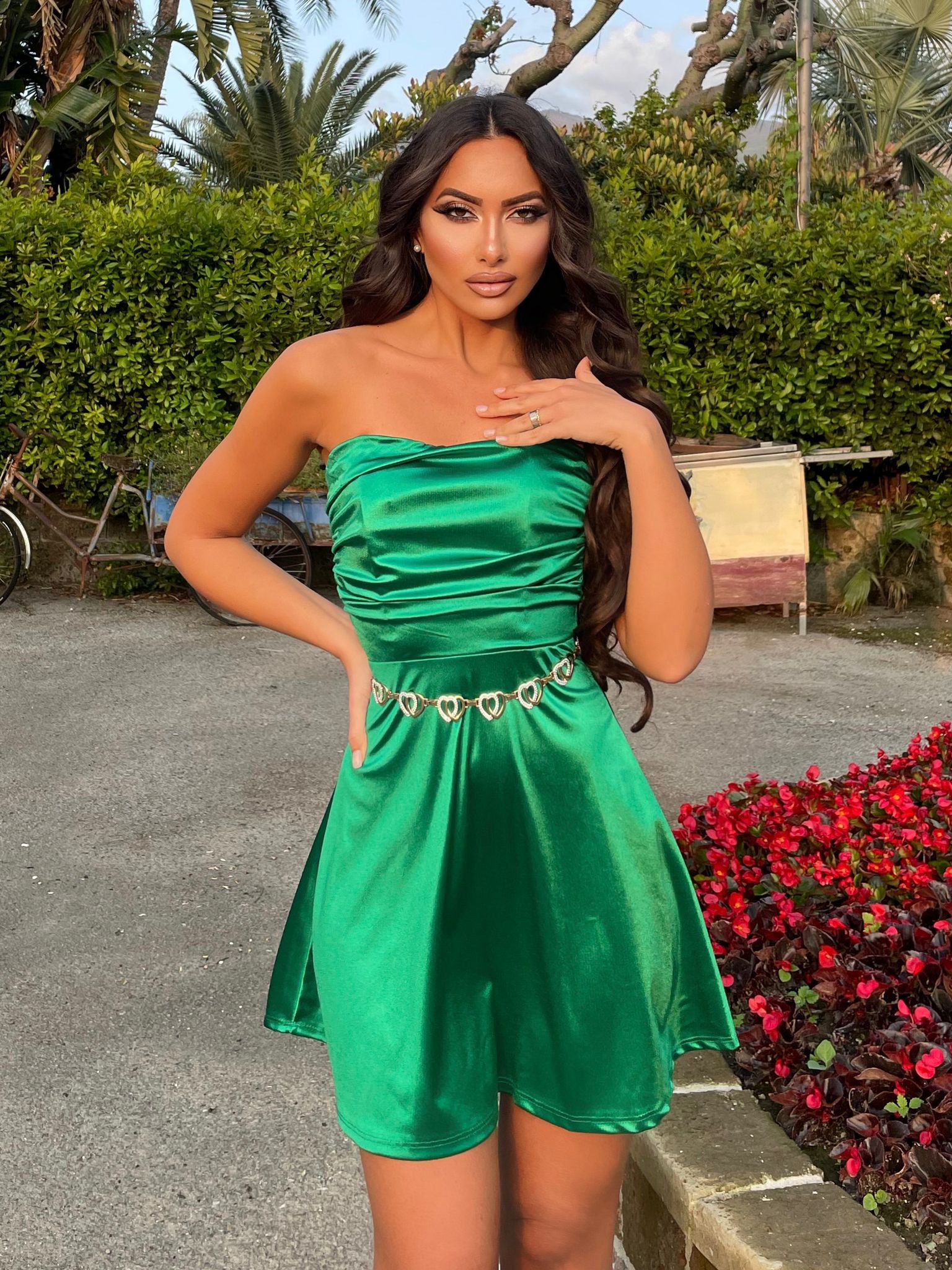 Abito in raso corto verde smeraldo