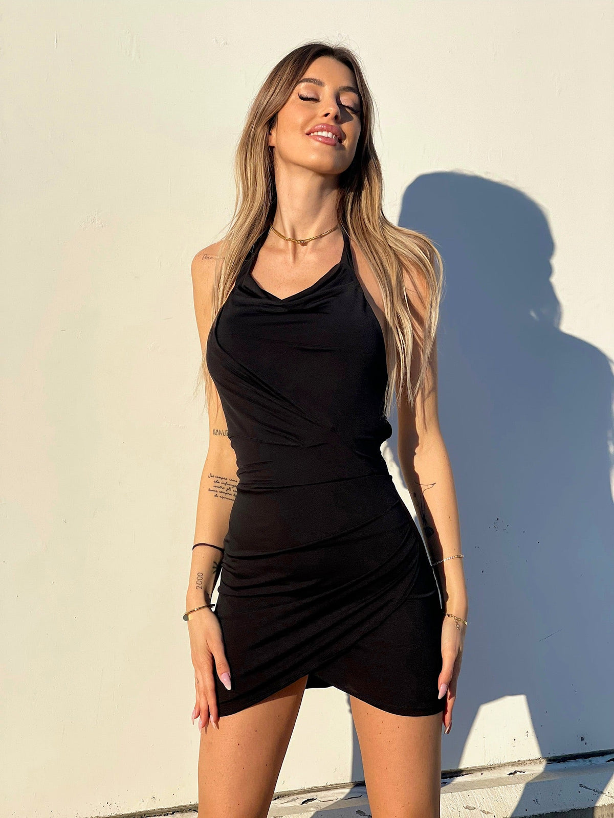 Abito nero con incrocio sulla schiena