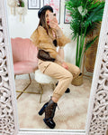 Pantalone con tasche laterali e cintura beige