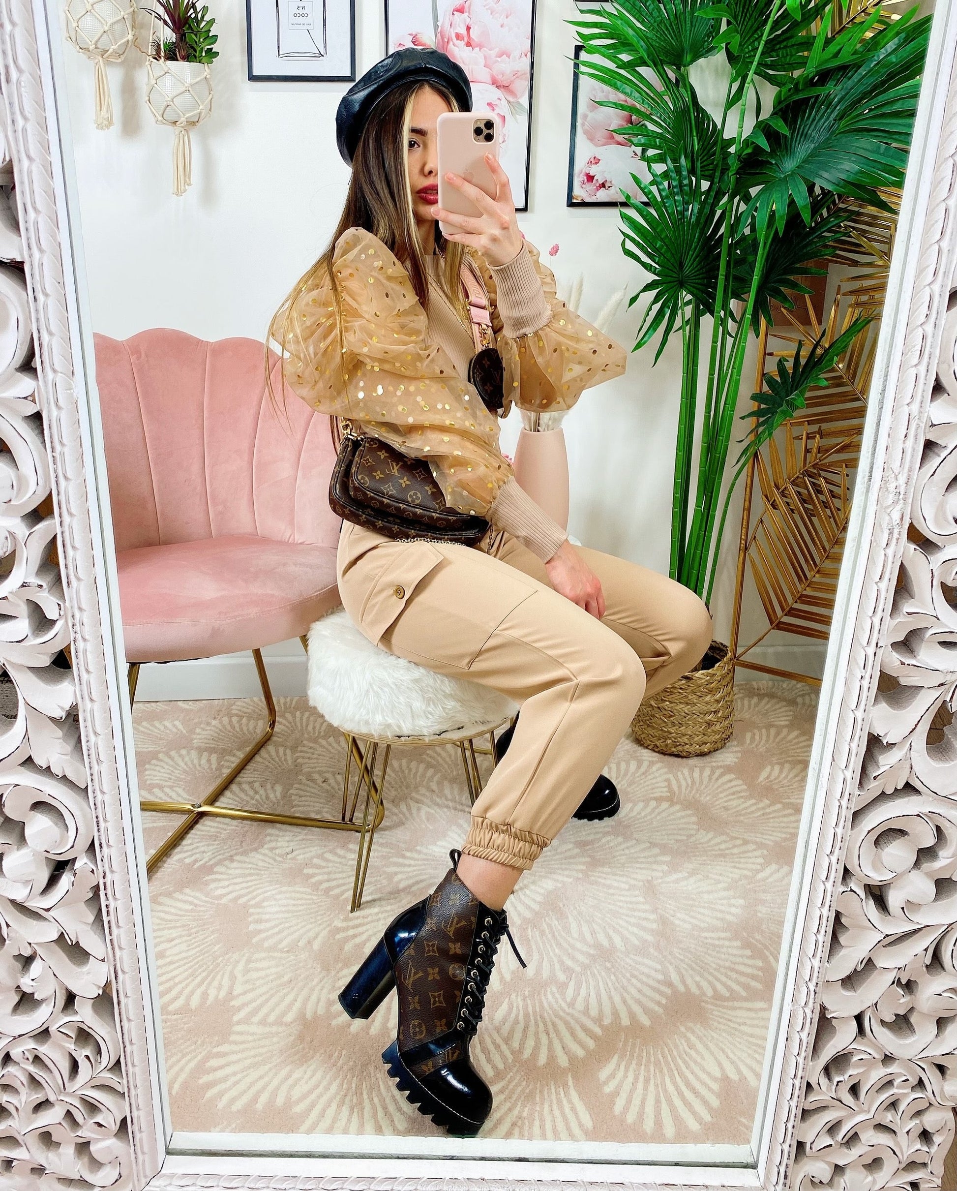 Pantalone con tasche laterali e cintura beige