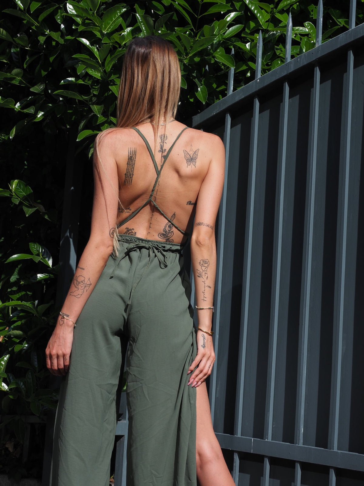 Tutina con incroci verde militare