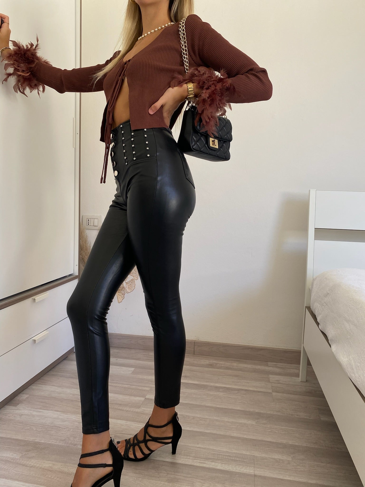 Pantalone in ecopelle con strass