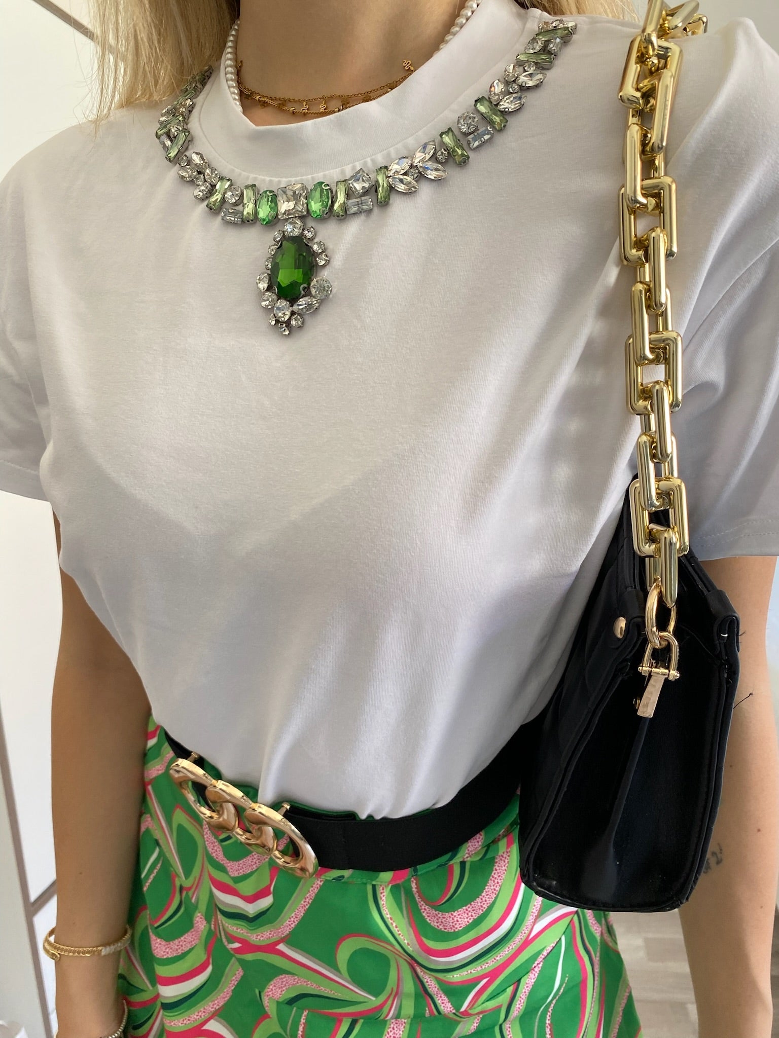 T-shirt con gioiello al collo verde