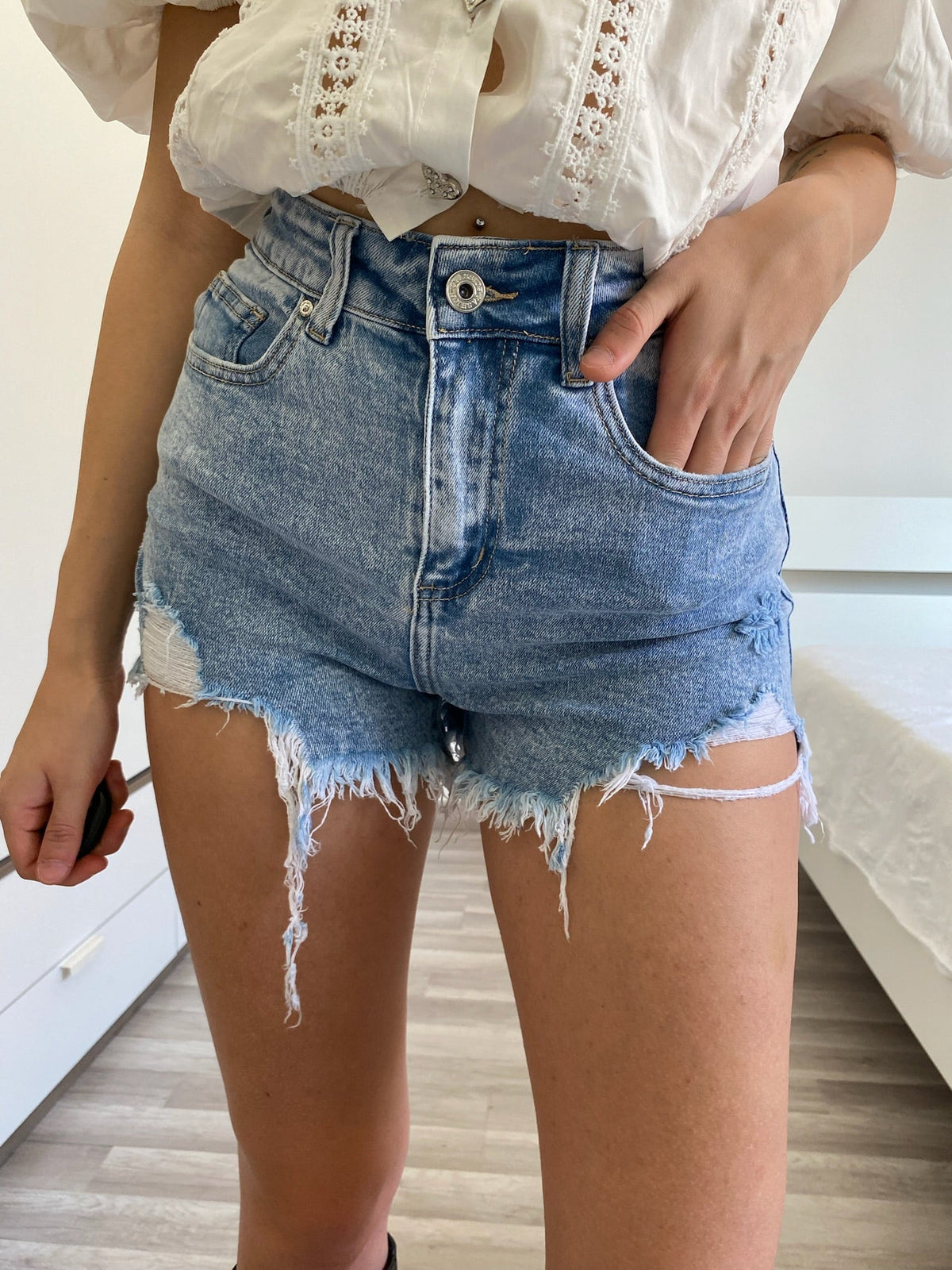 Short con borchie e spacco