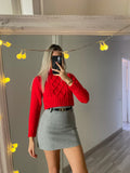 Maglione rosso a trecce