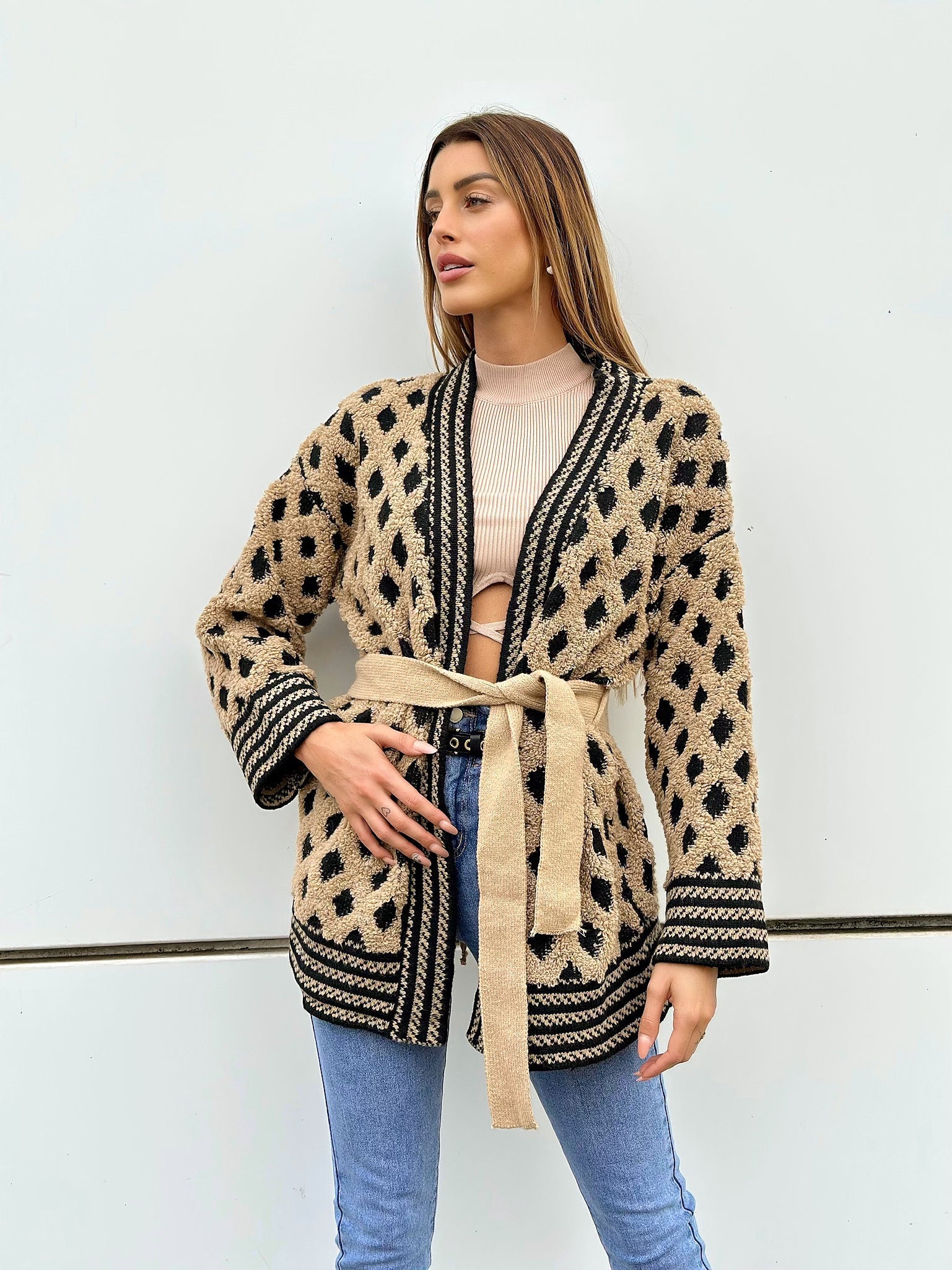 Cardigan con frange a rombi nude