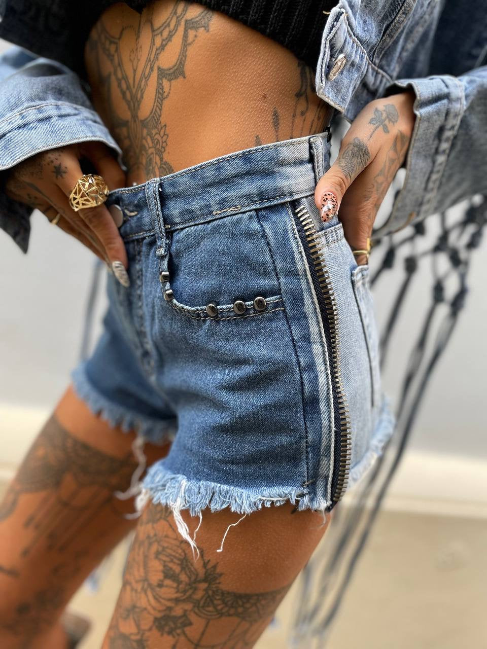 Short jeans borchie e patch