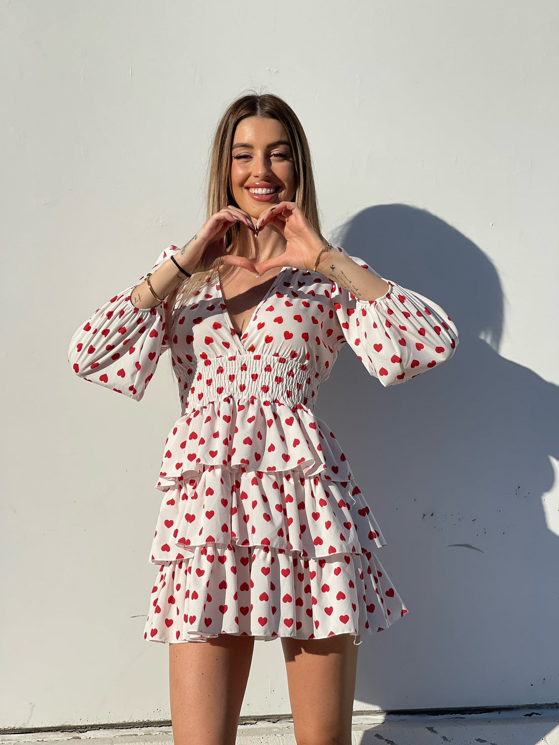 Abito bianco a balze con cuori rossi