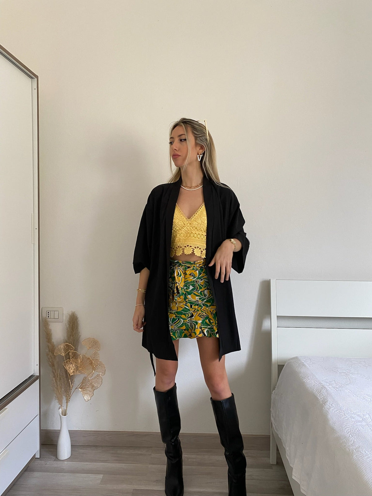 Top in pizzo giallo con pizzo