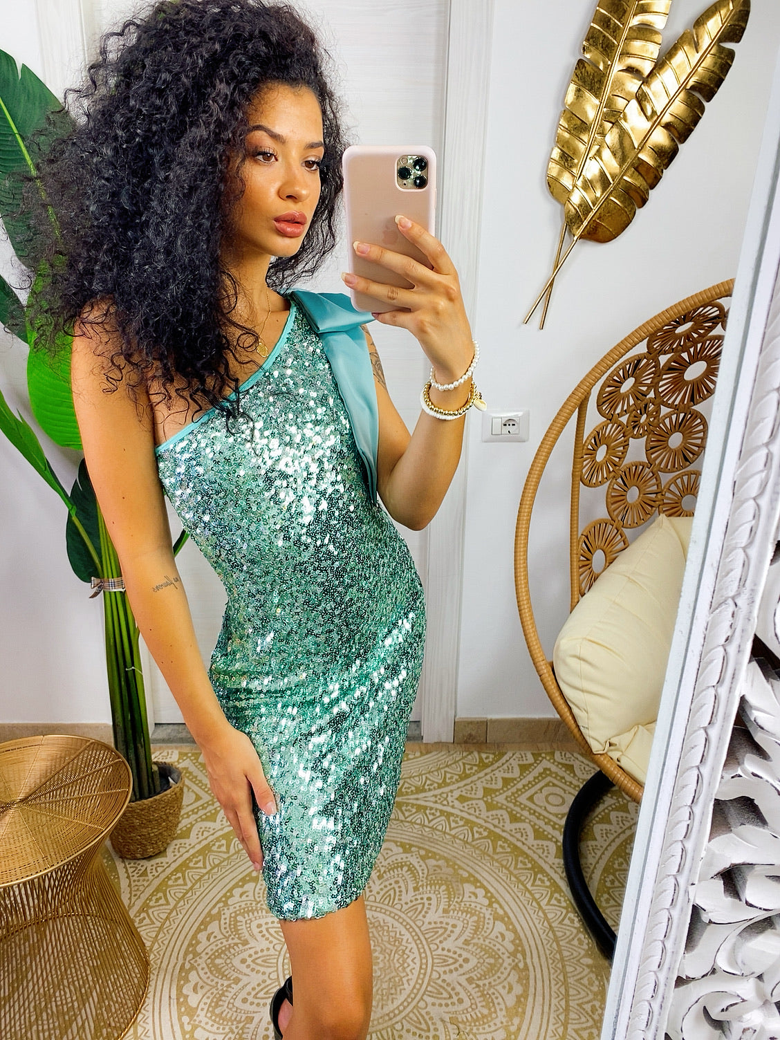 Abito con paillettes verde acqua monospalla con fiocco